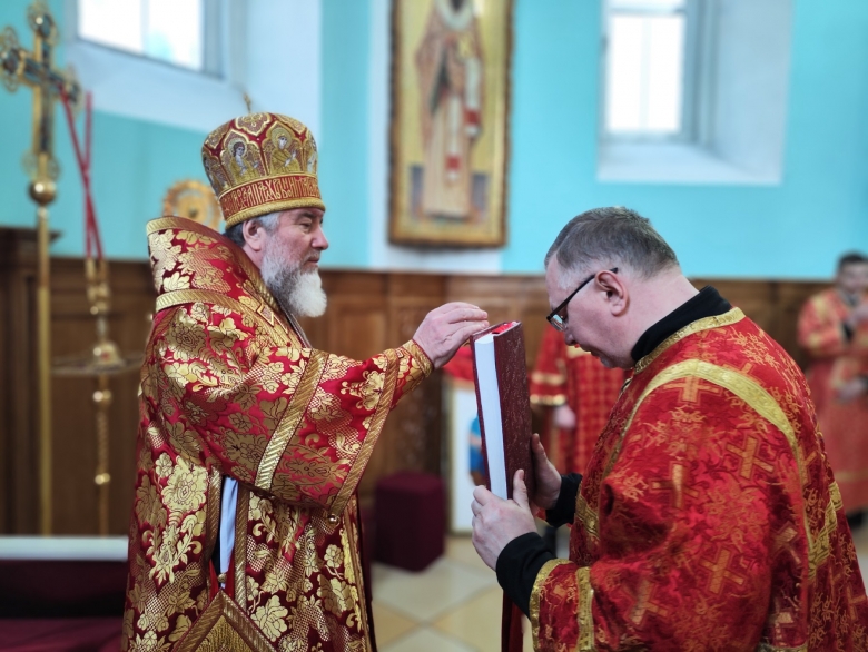 В Неделю 5-ю по Пасхе и день священномученика Макария Киевского правящий архиерей совершил Литургию в кафедральном соборе г. Мозыря