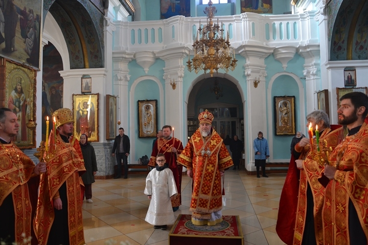 В среду Светлой седмицы владыка Леонид совершил Пасхальную вечерню и Утреню в кафедральном соборе г. Мозыря