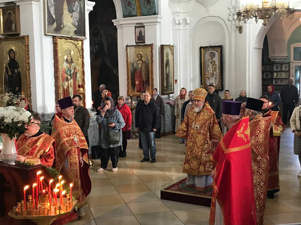 В четверг Светлой седмицы, епископ Леонид совершил Литургию в кафедральном соборе святого Архангела Михаила в городе Мозыре