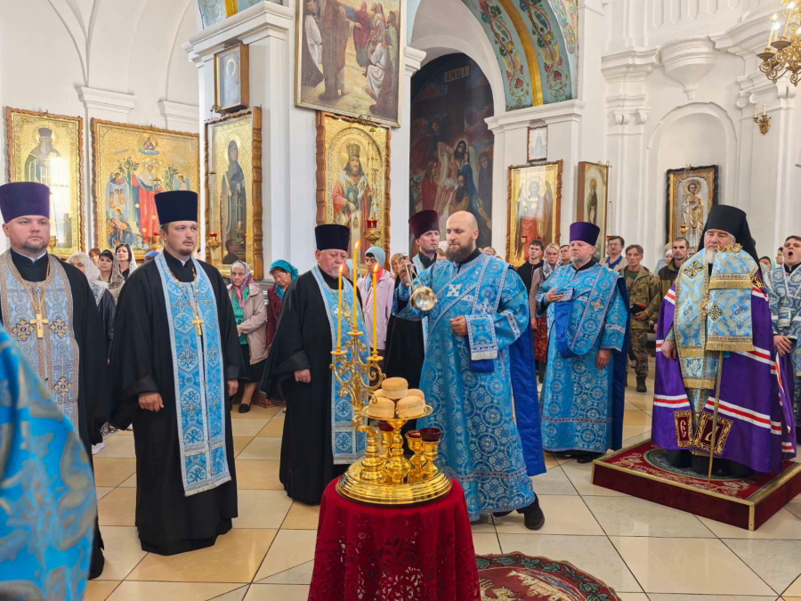 В канун праздника Успения Божией Матери епископ Леонид совершил Всенощное бдение в кафедральном соборе г. Мозыря