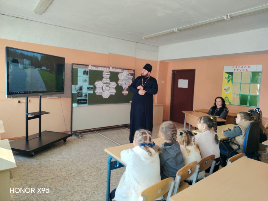 В Держинске священник провел встречу с учащимися средней школы