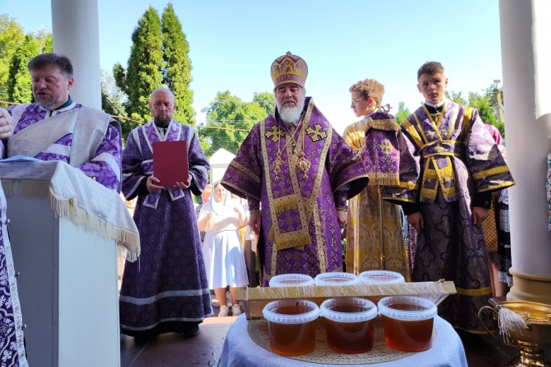 Служение Архипастыря в праздник происхождения (изнесения) Честных Древ Животворящего Креста