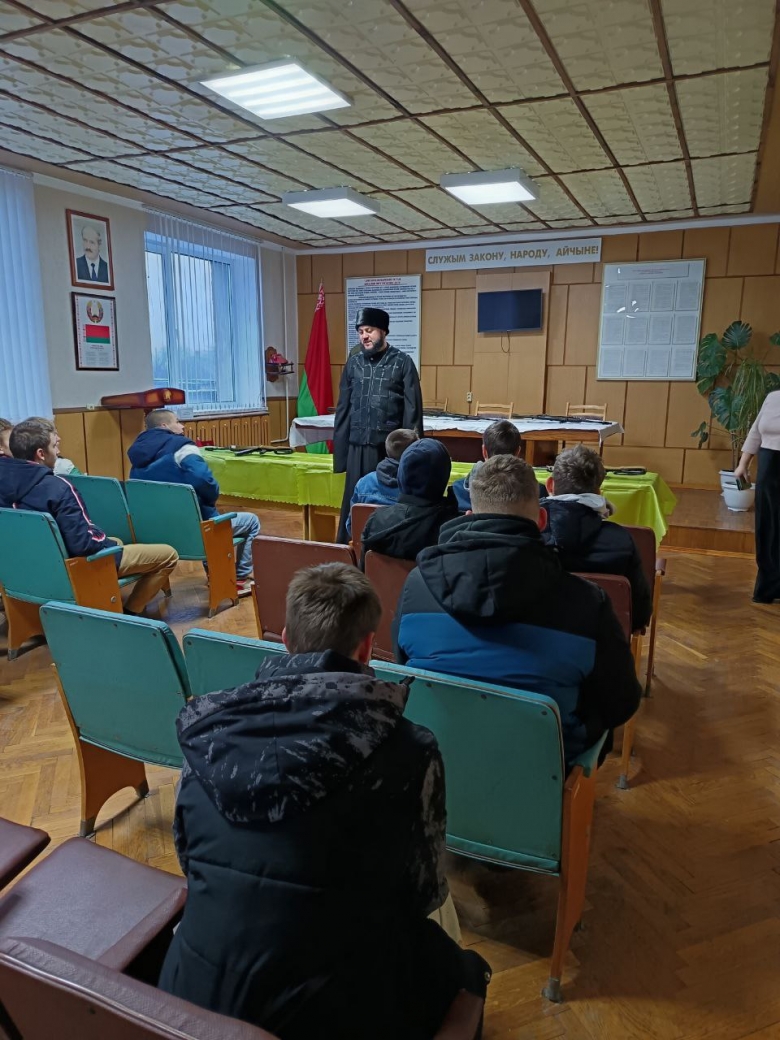 В Наровле священник встретился с учащимися колледжа