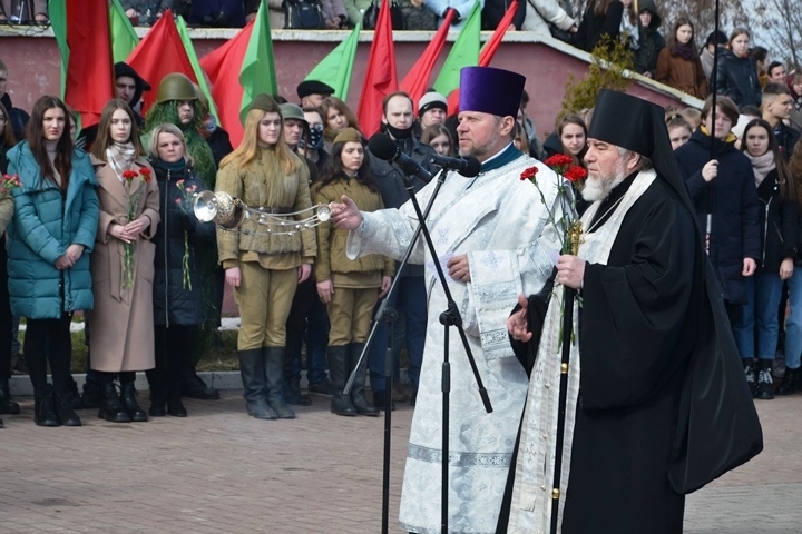 Епископ Леонид принял участие в проходившем на Кургане Славы г. Мозыря митинге-реквиеме, посвященном 78-й годовщине трагедии в Хатыни 