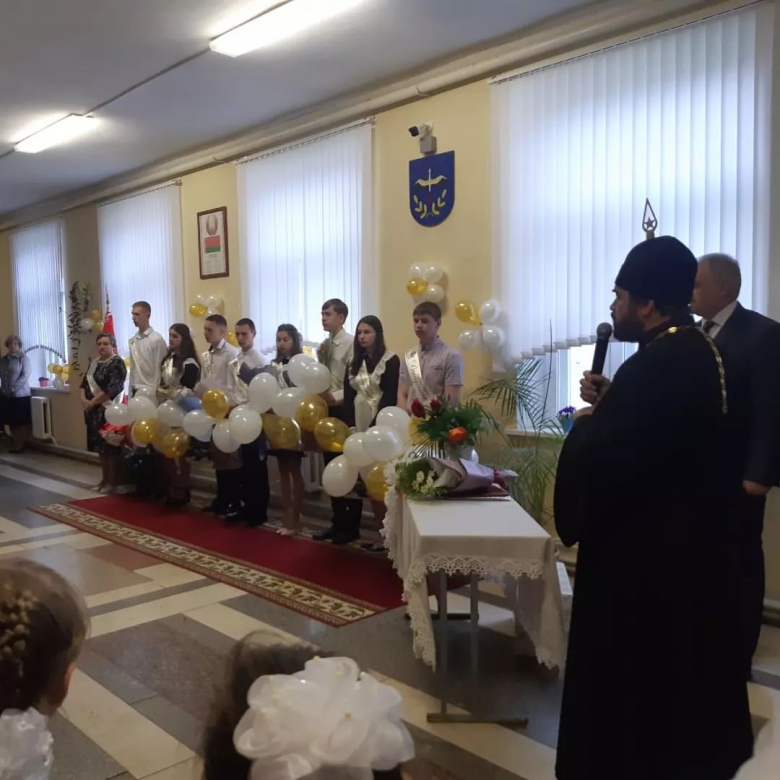 Священник принял участие в торжественной линейке в Симоничской средней школе