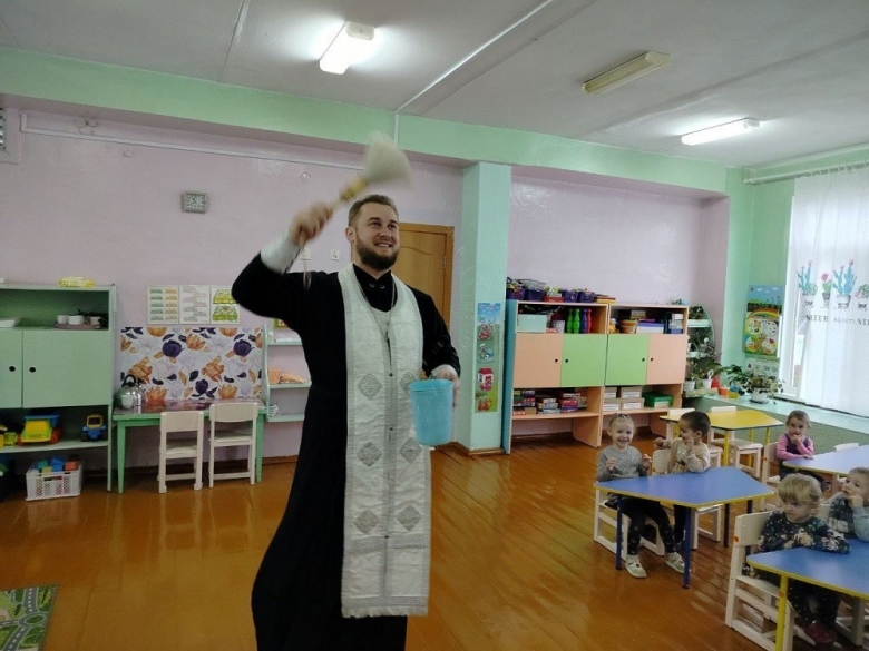 Священник окропил крещенской водой помещения детского сада №15 г. Калинковичи