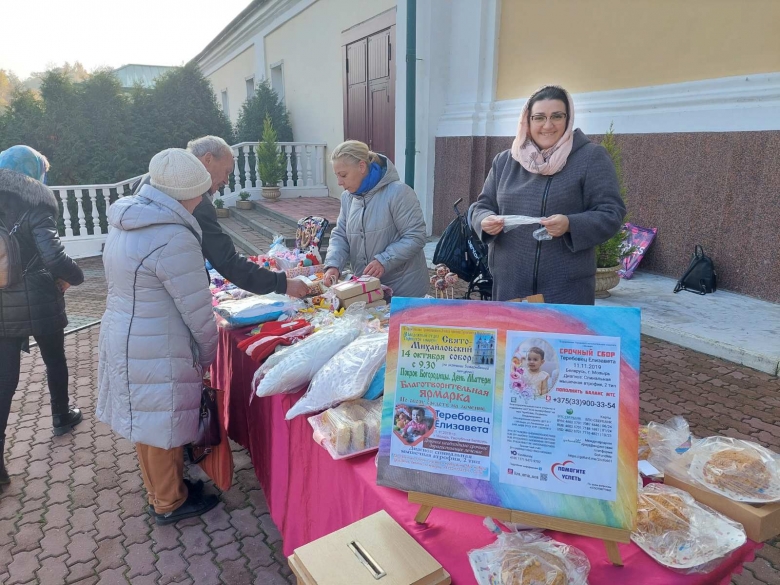 Молодежный отдел Туровской епархии провел благотворительную ярмарку в Свято-Михайловском кафедральном соборе г. Мозыря