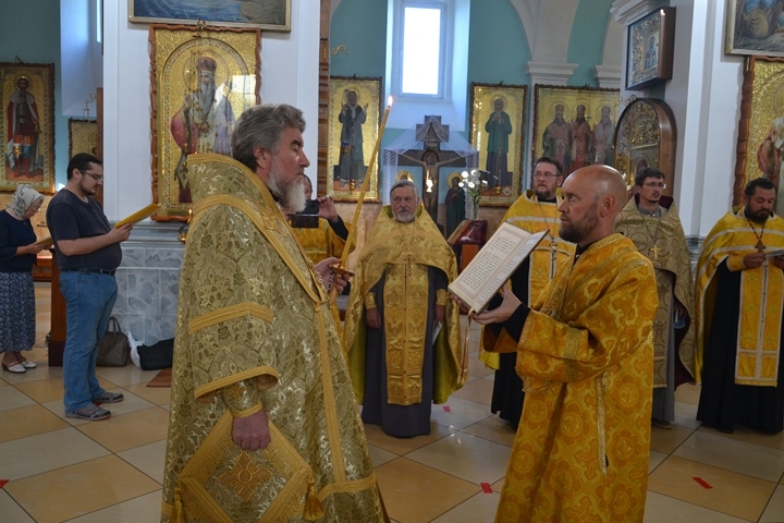 Епископ Леонид совершил вечернее Богослужение с Акафистом Пресвятой Богородице