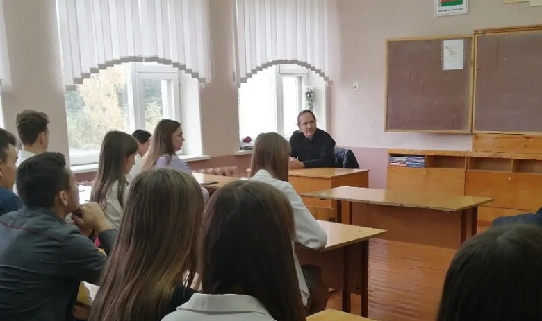 Священник провел открытый урок, посвященный семейным ценностям в Антоновской средней школе