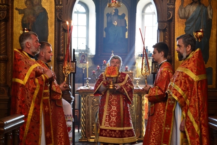 В Неделю 4-ю по Пасхе правящий архиерей совершил Литургию в Никольском храме г. Петрикова