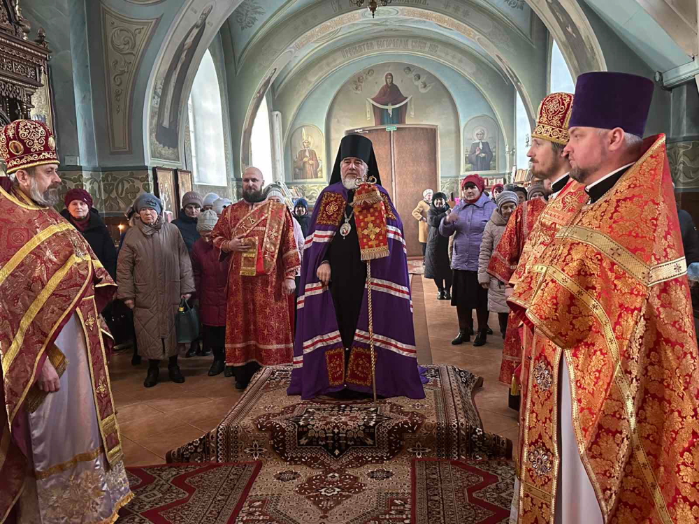 В среду 3-й седмицы Великого поста и день памяти священномученика Иоанна (Пашина) правящий архиерей совершил Литургию Преждеосвященных Даров в Никольском храме г. Петрикова