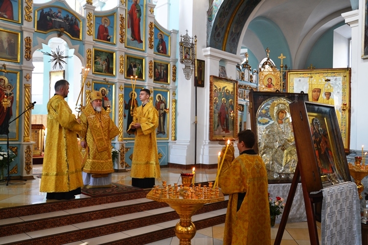 Архиерейское Богослужение в день памяти священномученика Дионисия Ареопагита, епископа Афинского