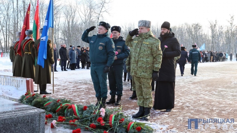 В 80-ю годовщину освобождения Наровлянщины от немецко-фашистских захватчиков священнослужитель принял участие в митинге-реквиеме