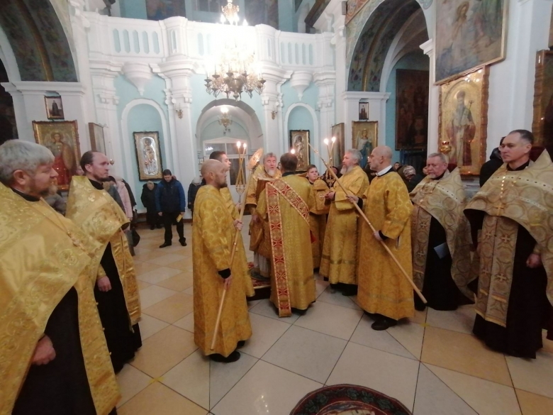 Вечернее Богослужение с чтением Акафиста Пресвятой Богородице