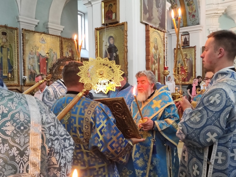 Вечернее Богослужение с чтением Акафиста Пресвятой Богородице