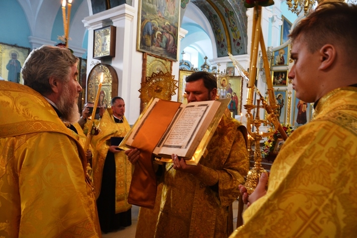 Архиерейское Богослужение в канун Недели 5-й по Пятидесятнице и дня памяти первоверховных апостолов Петра и Павла