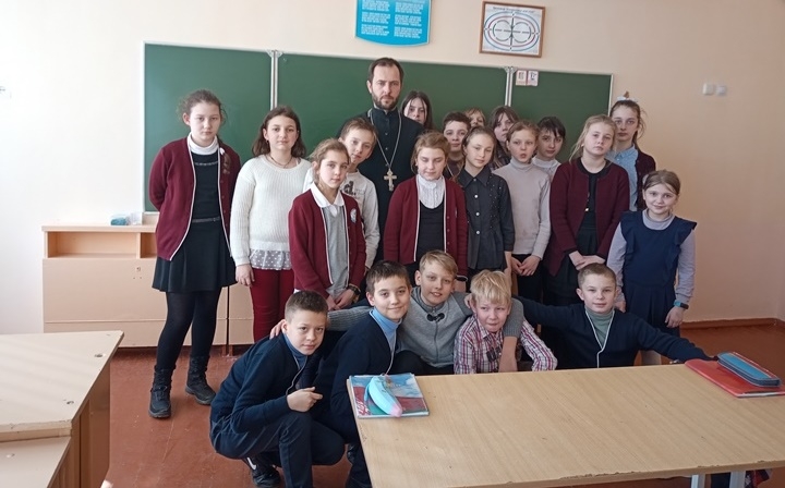 Встреча учащихся и педагогов со священником состоялась в гимназии г. Хойники
