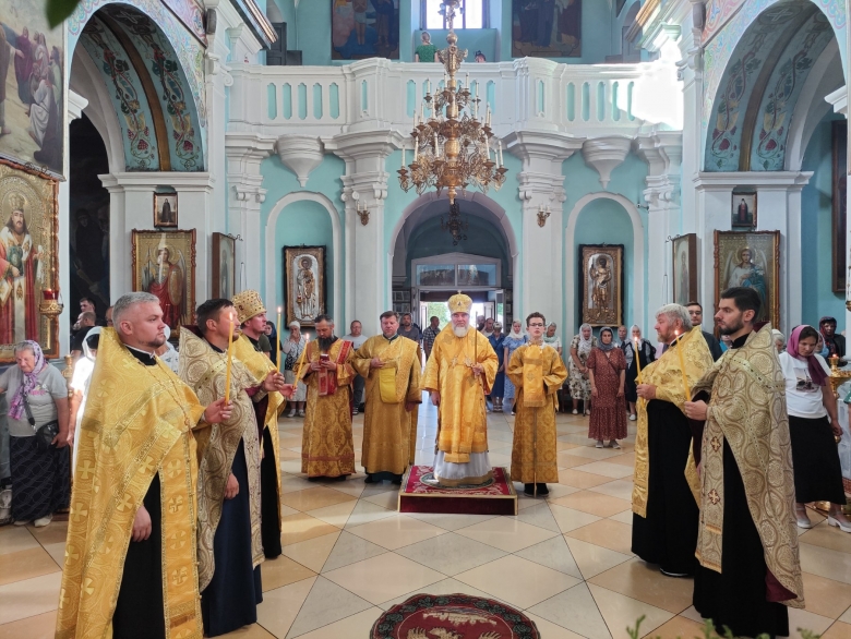 В канун Недели 4-й по Пятидесятнице и праздника Казанской иконы Божией Матери епископ Леонид совершил Всенощное бдение в кафедральном соборе г. Мозыря