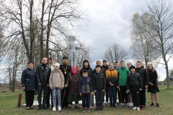 В Тонеже священник побывал на уроке памяти "Нам этот мир завещано беречь"