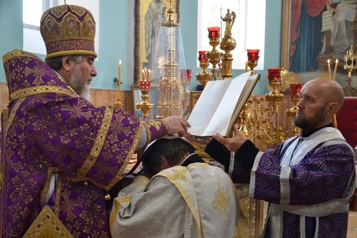 В Неделю 5-ю Великого поста епископ Леонид совершил Литургию и иерейскую хиротонию в кафедральном соборе г. Мозыря