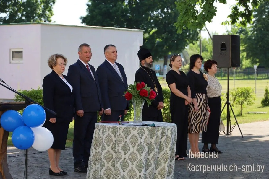 В г. п. Октябрьский священнослужитель принял участие в торжественной линейке, посвященной окончанию учебного года