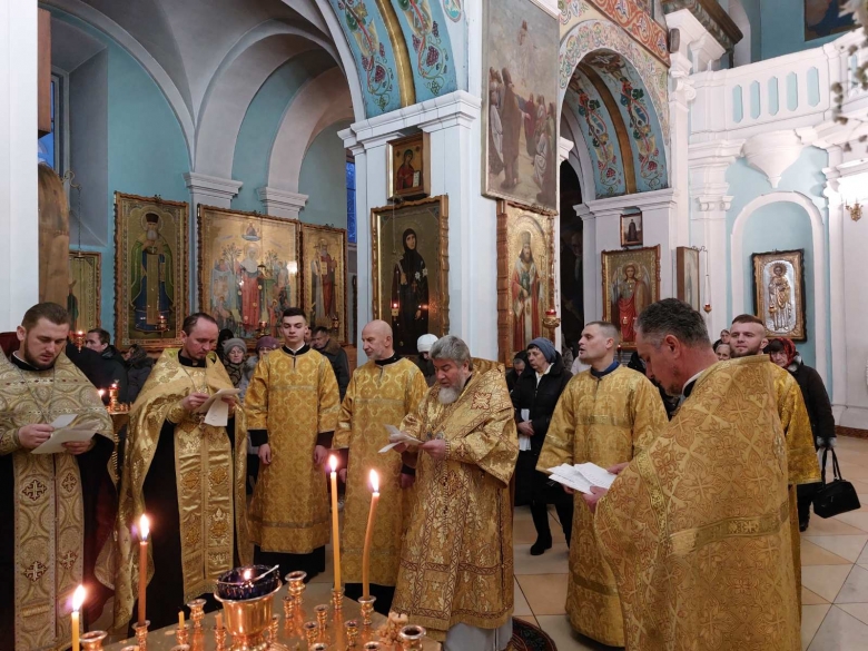 Вечернее Богослужение с чтением Акафиста Пресвятой Богородице