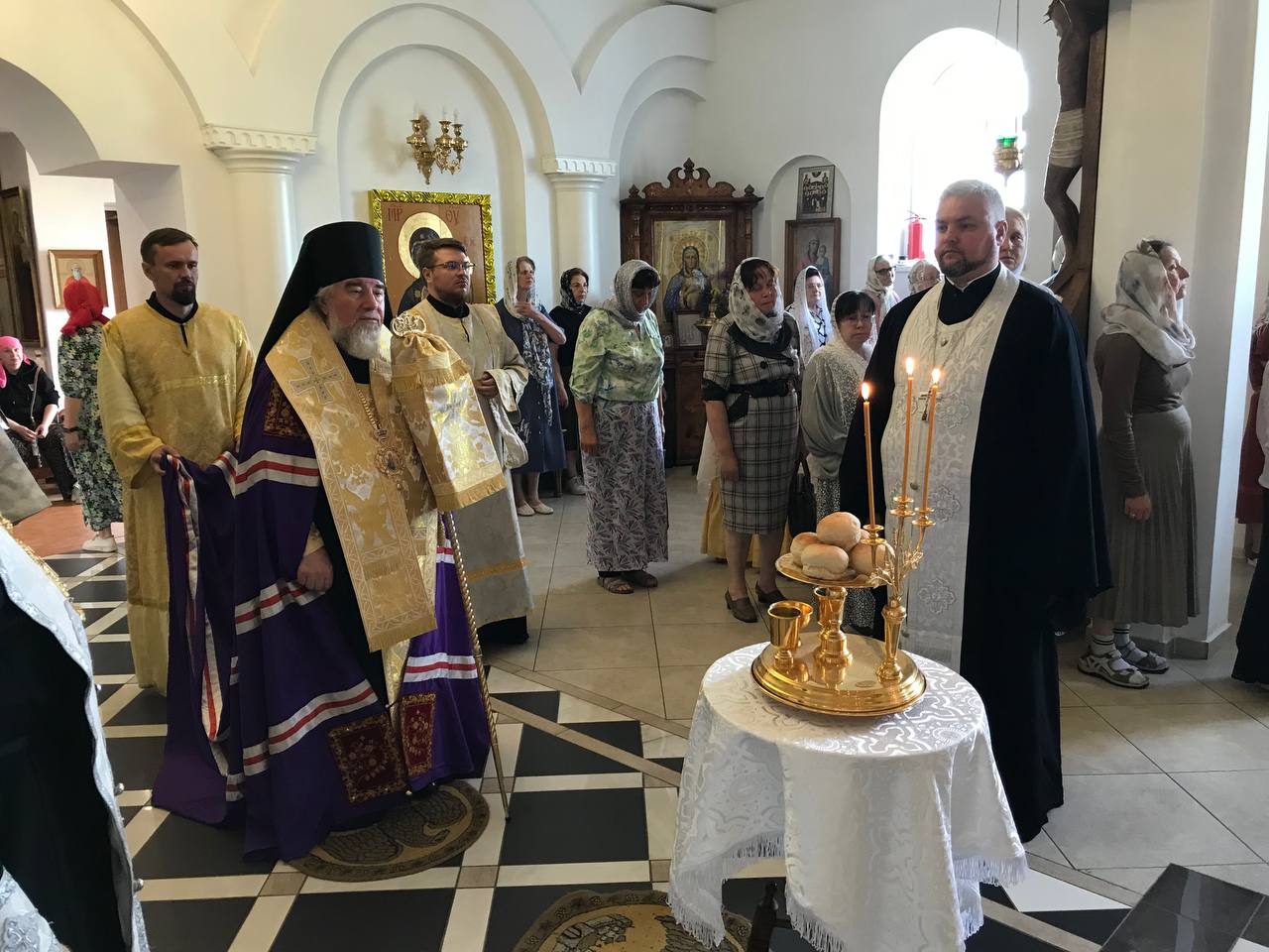 В канун дня памяти святителя Николая Чудотворца епископ Леонид совершил Всенощное бдение в Никольском храме г. Мозыря