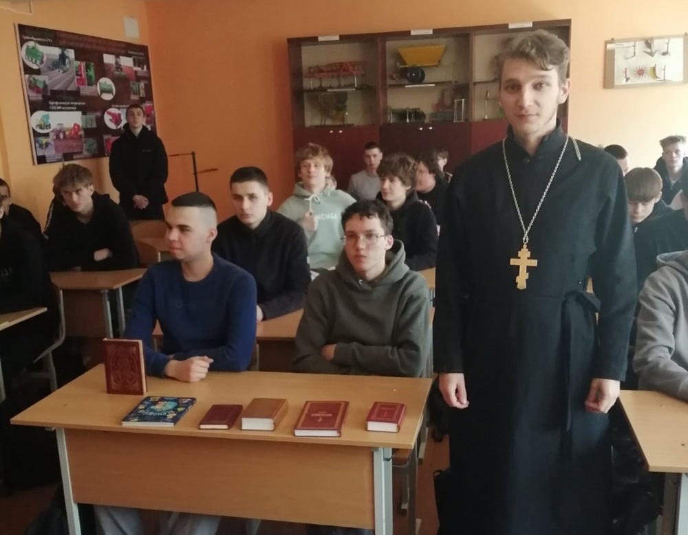 Встреча священнослужителя со студентами Калинковичского колледжа мелиорации 