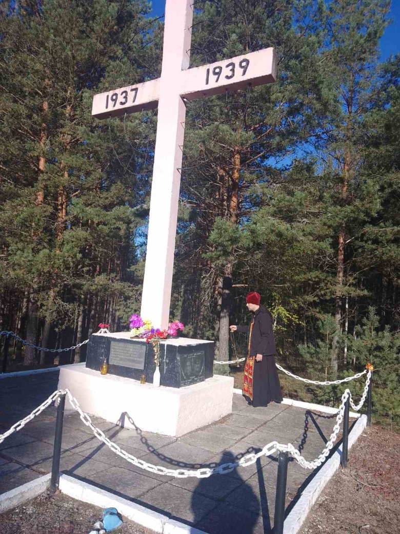 В день памяти священномученика Алексия Лельчицкого возле памятного креста в урочище Березовка Мозырского района была совершена заупокойная лития по безвинно убиенным