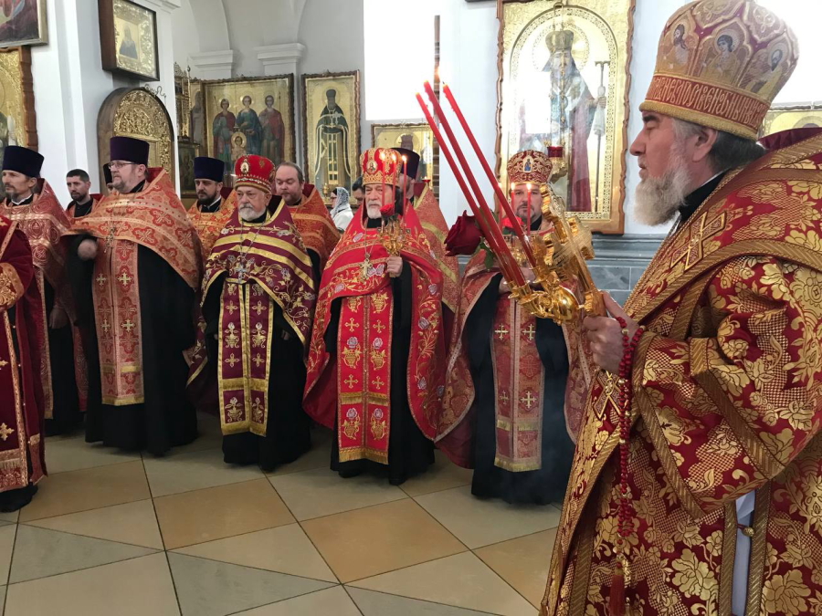 В пятницу Светлой седмицы соборным служением духовенства епархии была совершена Пасхальная вечерня и утреня