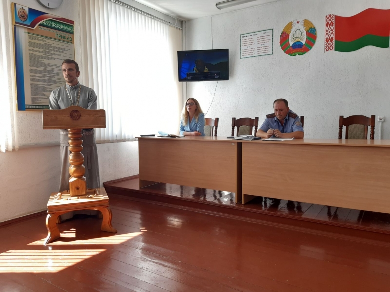 В Житковичском РОВД прошла встреча священника с людьми, находящимися на учете по семейному неблагополучию