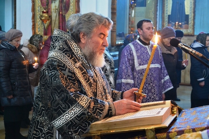 Епископ Леонид возглавил вечернее богослужение с чтением Акафиста Страстям Христовым в кафедральном соборе г. Мозыря