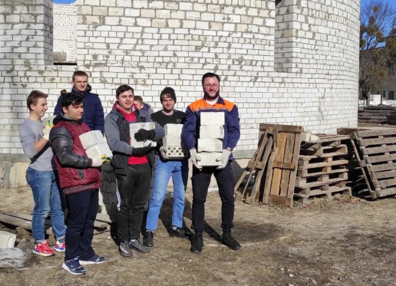 В Наровле участники акции "Восстановление святынь Беларуси" потрудились вместе со священником на территории строящегося храма