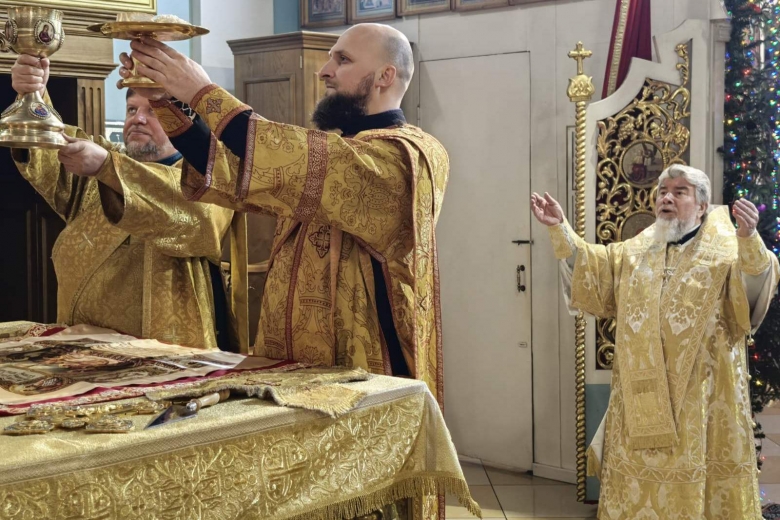 В Неделю 27-ю по Пятидесятнице, святых праотец, правящий архиерей совершил Литургию в кафедральном соборе г. Мозыря