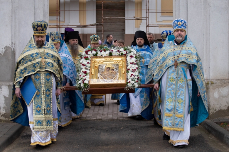 В праздник Похвалы Пресвятой Богородицы епископ Леонид возглавил Крестный ход и Божественную литургию в Юровичах