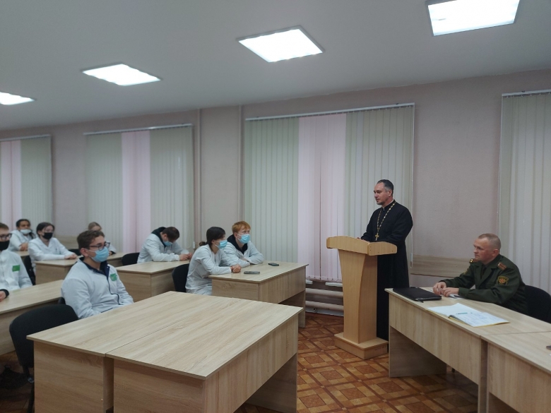 Священнослужитель принял участие во встрече с учащимися Мозырского медицинского колледжа