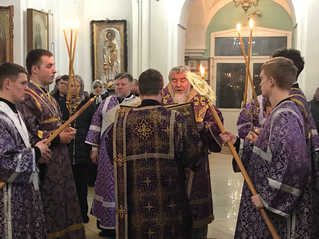 В канун Недели 2-й Великого поста епископ Леонид совершил Всенощное бдение в кафедральном соборе святого Архангела Михаила в городе Мозыре 