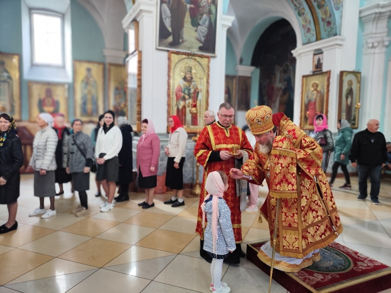 В канун Недели 5-й по Пасхе и дня памяти священномученика Макария Киевского епископ Леонид совершил Всенощное бдение в кафедральном соборе г. Мозыря