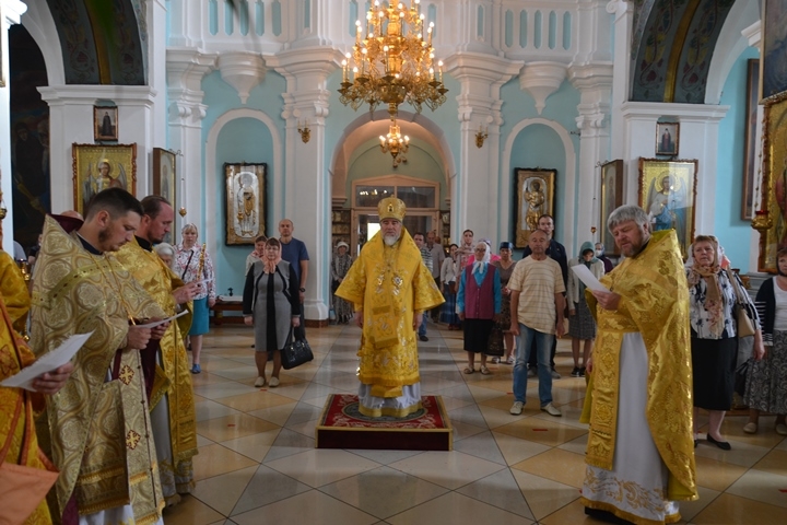Служение правящего архиерея в Неделю 2-ю по Пятидесятнице и праздник Всех святых, в земле Русской просиявших
