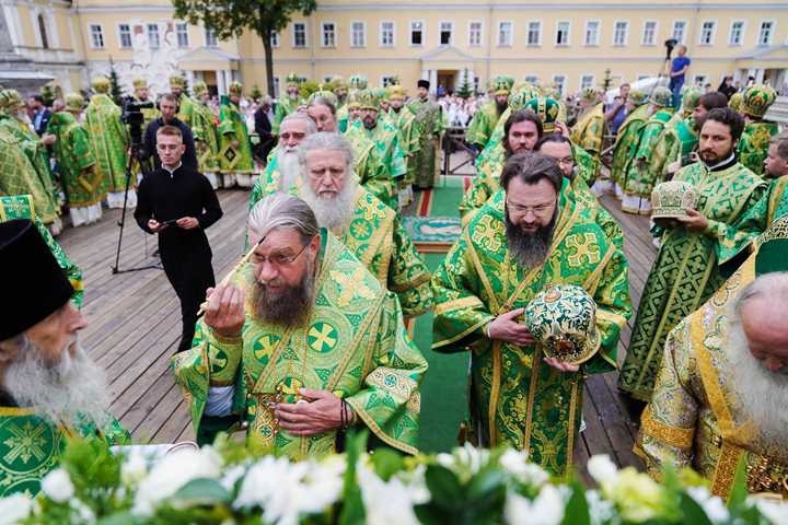 В канун праздника обретения мощей преподобного Сергия Радонежского епископ Леонид сослужил Святейшему Патриарху Кириллу за Всенощным бдением в Троице-Сергиевой лавре