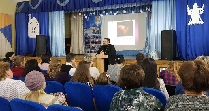 Клирик Туровской епархии принял участие в ежегодной Рождественской встрече с родителями в Калинковичской гимназии