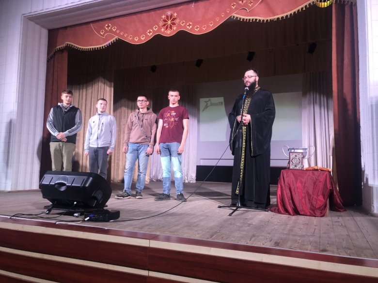 Клирик Туровской епархии благословил на успешную службу в армии призывников Наровлянского района