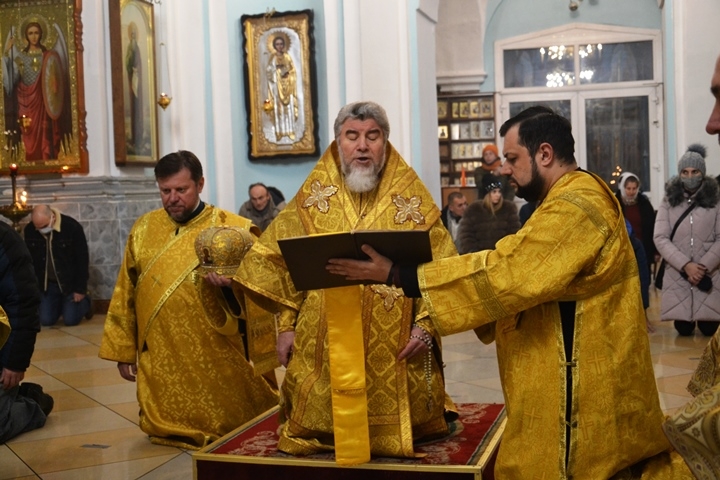 Правящий архиерей совершил вечернее Богослужение с Акафистом Пресвятой Богородице и молитвой за белорусский народ