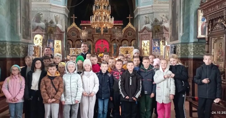 Учащиеся средней школы №2 г. Житковичи вместе со священником посетили православные храмы города Петрикова