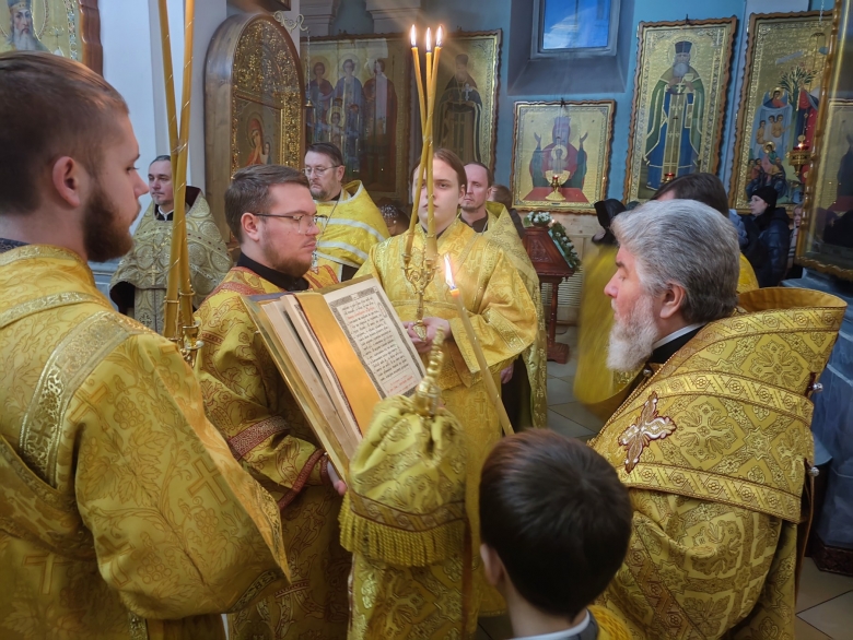 Вечернее Богослужение с чтением Акафиста Пресвятой Богородице
