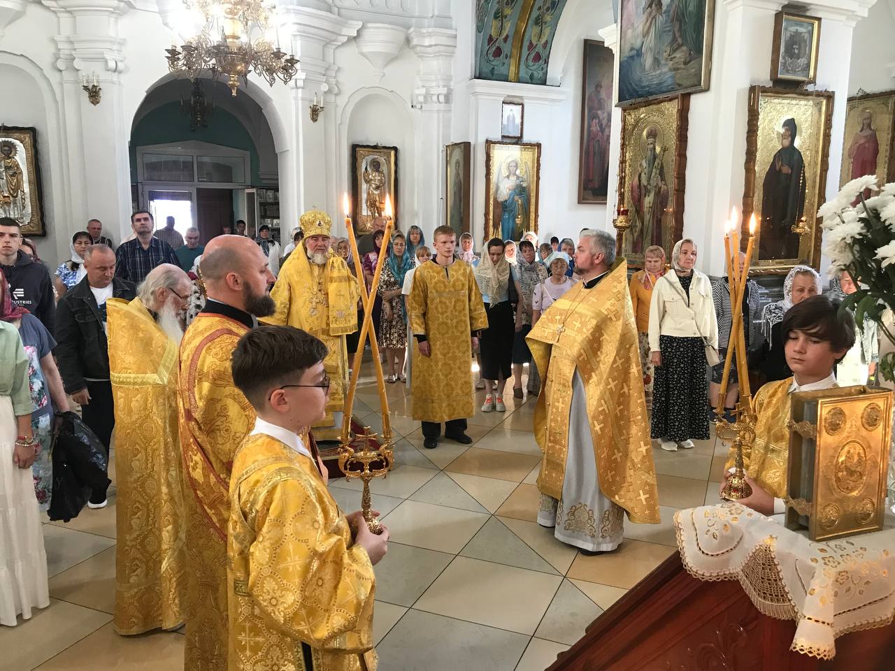 В воскресный день, посвященный памяти святых отцов шести Вселенских Соборов, епископ Леонид совершил Литургию в кафедральном соборе святого Архангела Михаила города Мозыря