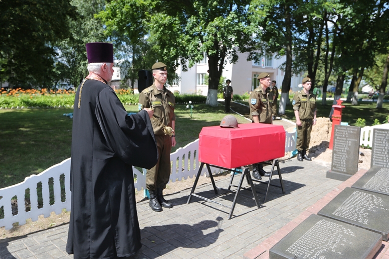 Клирик Туровской епархии принял участие в торжественном перезахоронении останков красноармейцев, погибших в годы ВОВ при освобождении края