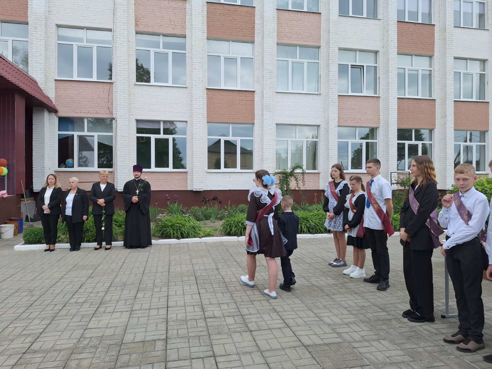 Священник принял участие в торжественной линейке, посвящённой «Последнему звонку» в аг. Слобода Мозырского района 