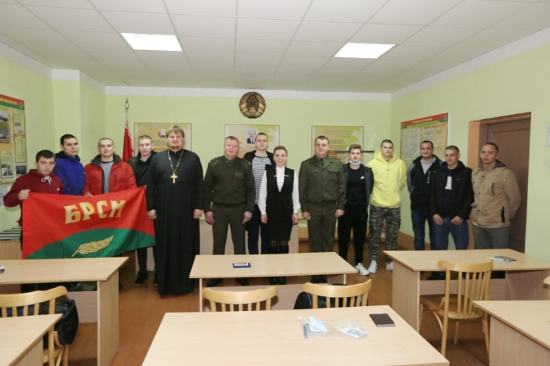 Священник благословил призывников на службу в армии