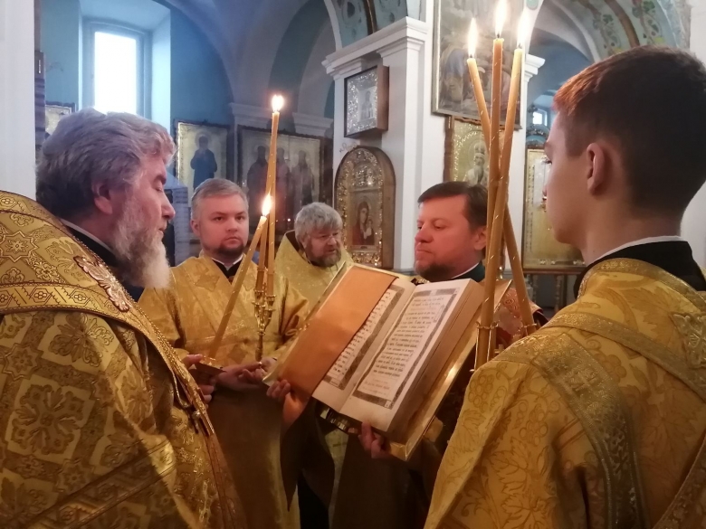Вечернее Богослужение с чтением Акафиста Пресвятой Богородице
